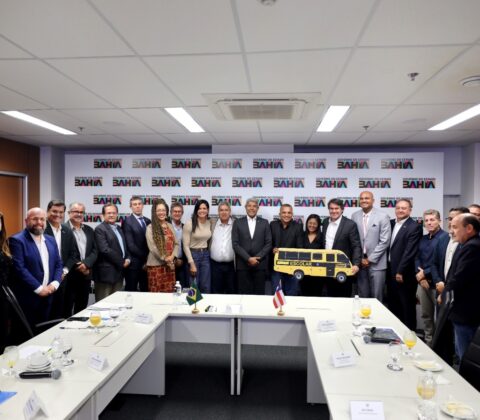 Imagem do post Estado anuncia novos investimentos e entrega ônibus escolar para Mata de São João