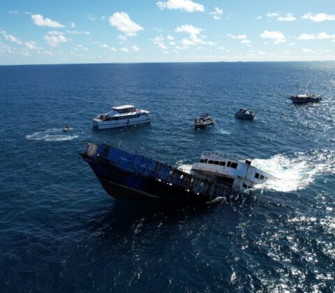 Imagem do post Ferryboat fora de operação é afundado para abrigar recifes de corais