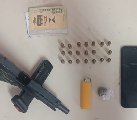 Imagem do post Arma de fogo é apreendida e três homens são detidos pela PM em Simões Filho