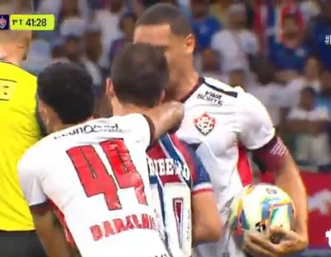 Imagem do post Especialista aponta erro de arbitragem em primeiro Ba-Vi da final do Baianão