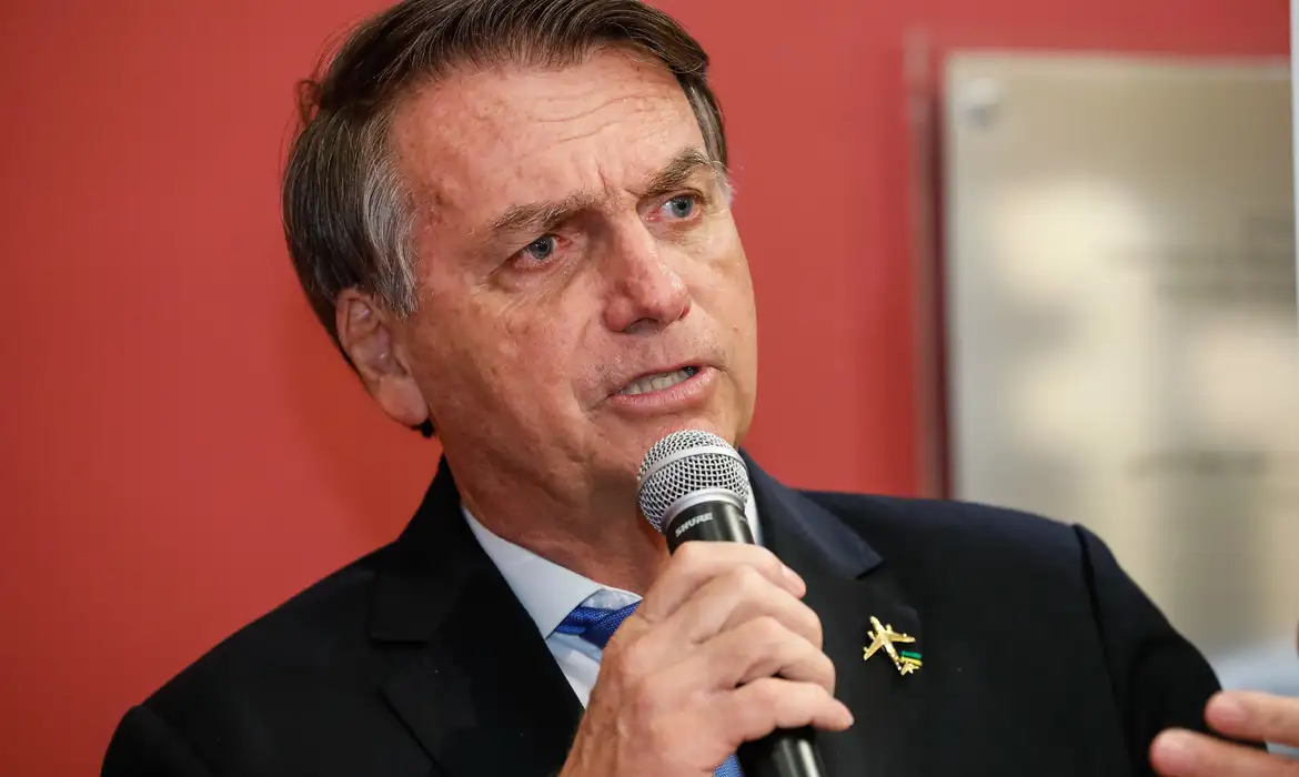 Pesquisa Datafolha: 67% dos brasileiros acreditam que Bolsonaro deveria desistir da candidatura em 2026