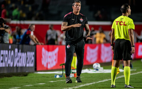 Imagem do post Após sondagem do Grêmio, Carpini permanece no Vitória até o final da temporada