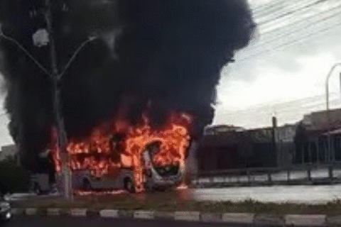 Imagem do post Feira de Santana: ônibus do BRT pega fogo em frente a shopping