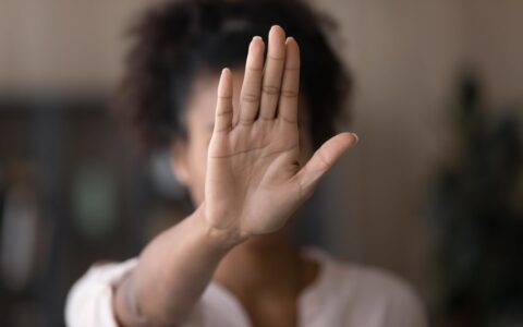 Imagem do post Mulher é sequestrada e agredida por ex-companheiro que colocou fogo em carro com a vítima dentro