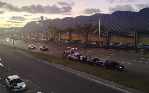 Imagem do post Homem morre na Avenida Paralela após se deitar na via