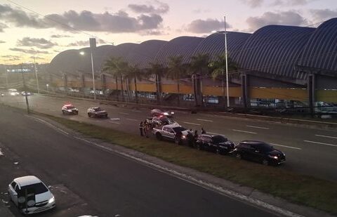 Imagem do post Homem morre na Avenida Paralela após se deitar na via