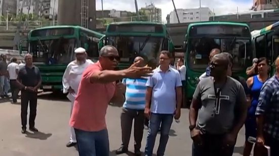 VÍDEO: em campanha salarial, rodoviários fecham Estação da Lapa