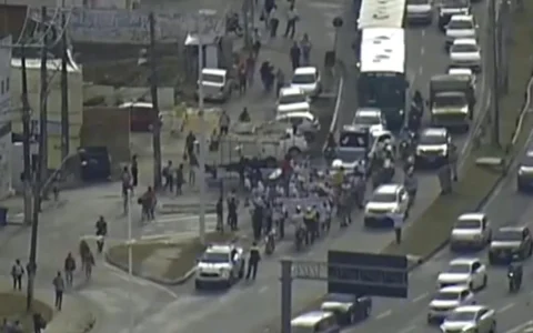 Imagem do post Ex-funcionários da CSN protestam na Avenida Paralela e provoca lentidão no trânsito