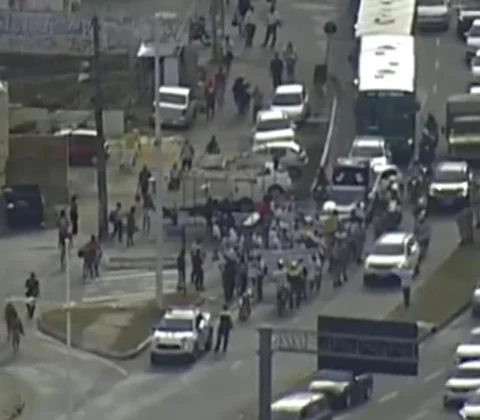Imagem do post Ex-funcionários da CSN protestam na Avenida Paralela e provoca lentidão no trânsito