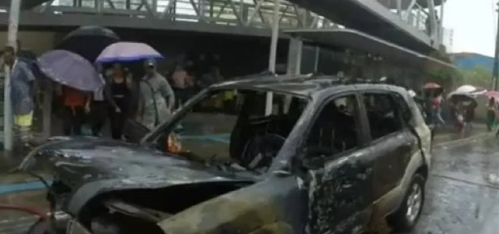 Carro pega fogo e deixa trânsito lento na Avenida Paralela