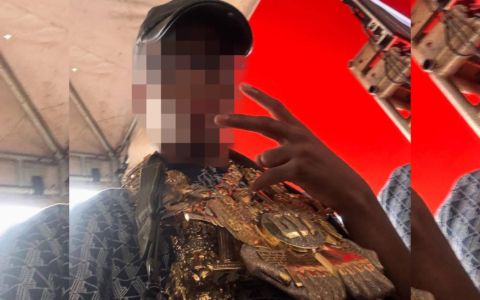 Imagem do post Boca de 09 faz sinal do CV e posa com colar de traficante nas redes sociais