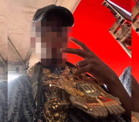 Imagem do post Boca de 09 faz sinal do CV e posa com colar de traficante nas redes sociais