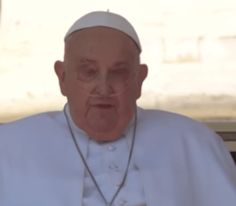 Imagem do post VÍDEO: Papa Francisco aparece em público pela primeira vez após sair de hospital