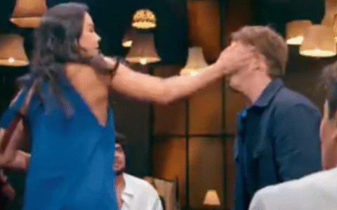 Imagem do post VÍDEO: Fábio Porchat recebe tapa na cara de lutadora ao vivo