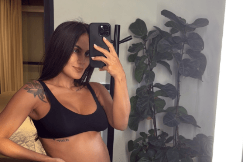 Carol Peixinho exibe barrigão de grávida e surpreende; veja cliques