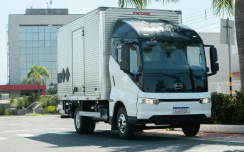 Imagem do post BYD lança Dolphin Mini Cargo e aposta em soluções elétricas para logística urbana