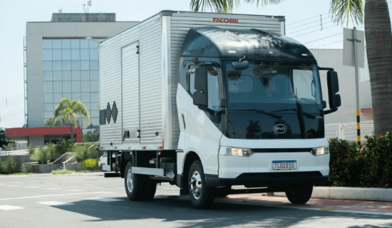 BYD lança Dolphin Mini Cargo e aposta em soluções elétricas para logística urbana