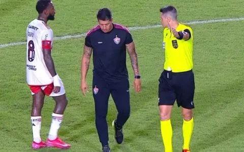 Imagem do post Árbitro explica motivo de expulsão de Thiago Carpini no jogo contra o Flamengo