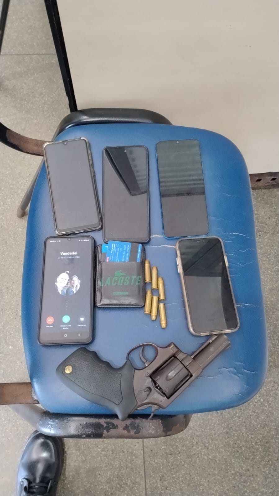 PM detém dois homens e apreende um revolver em Itinga