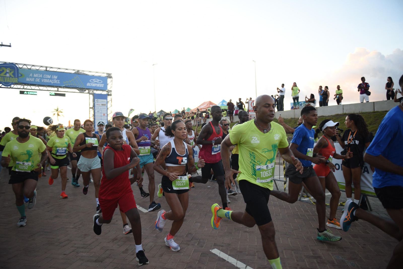 Corrida 21K Salvador reúne quase 5 mil pessoas na orla