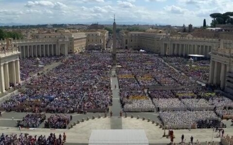 Imagem do post Primeira missa no Vaticano após morte do Papa Francisco reúne 200 mil pessoas