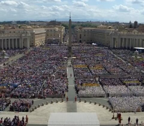 Imagem do post Primeira missa no Vaticano após morte do Papa Francisco reúne 200 mil pessoas