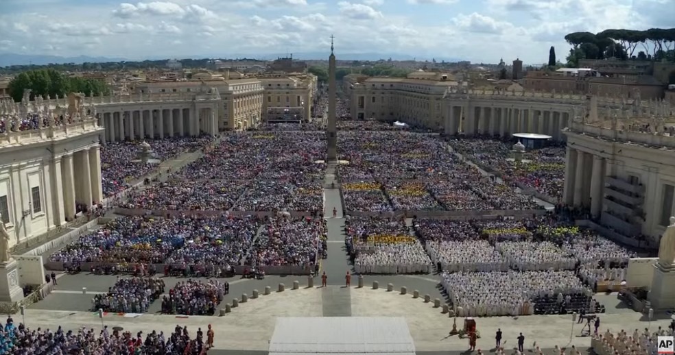 Primeira missa no Vaticano após morte do Papa Francisco reúne 200 mil pessoas
