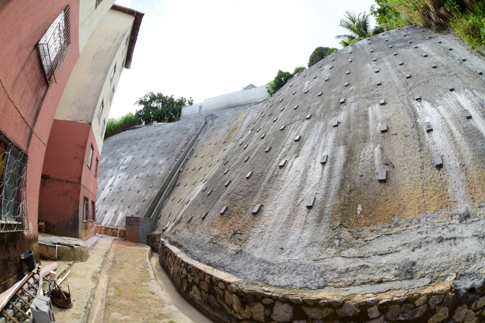 Prefeitura entrega contenção de encosta em Fazenda Grande II