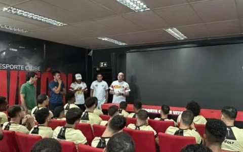 Imagem do post Organizada do Vitória se reúne com jogadores e diretoria