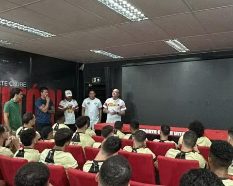 Imagem do post Organizada do Vitória se reúne com jogadores e diretoria