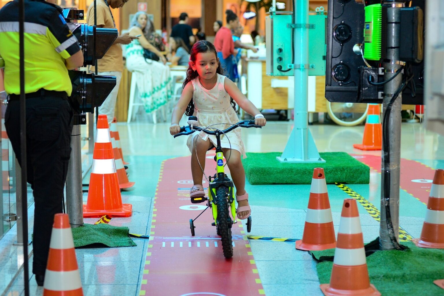 Circuito de bike leva educação no trânsito para crianças no Salvador Shopping