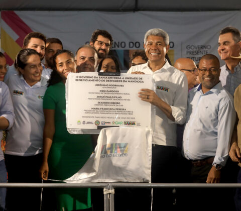 Imagem do post Jerônimo entrega projetos de educação e infraestrutura em Presidente Tancredo Neves