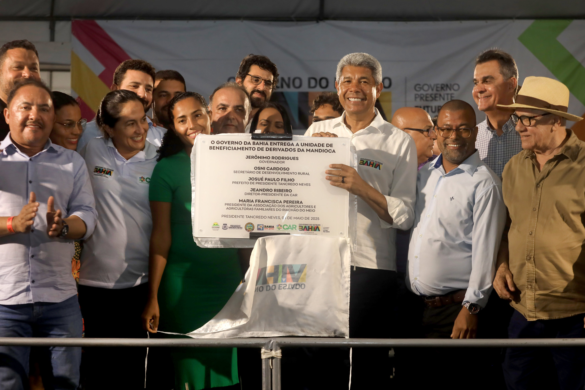 Jerônimo entrega projetos de educação e infraestrutura em Presidente Tancredo Neves