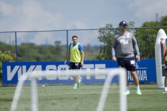 Com Arias em campo, elenco do Bahia treina de olho no Grêmio