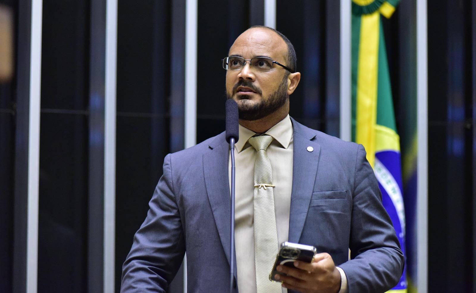 Deputado baiano reage a secretário nacional e detona facções criminosas