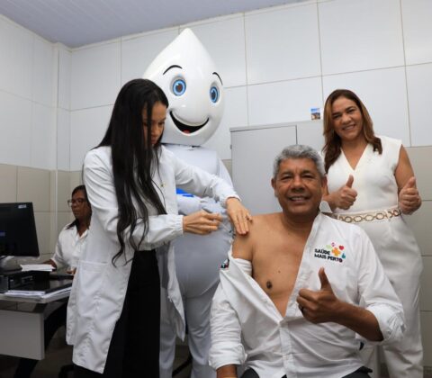 Imagem do post Dia D: Jerônimo se vacina e convida baianos para se imunizarem