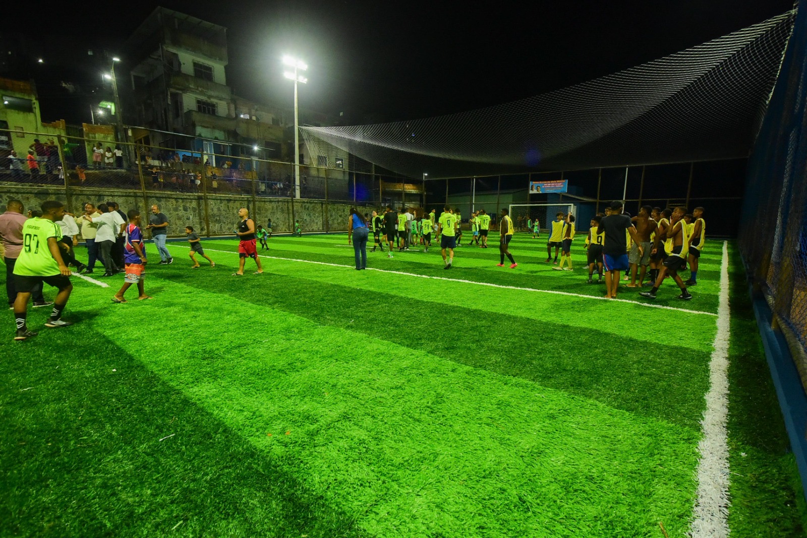 Prefeitura entrega novo campo e praça requalificada em Plataforma
