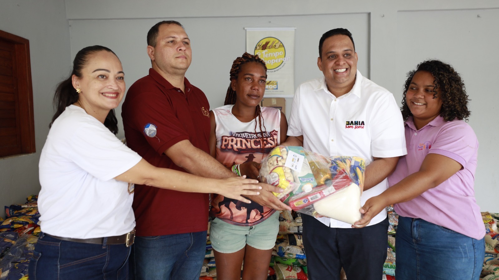 Micareta de Feira: PM entrega quatro toneladas de alimentos para Bahia Sem Fome