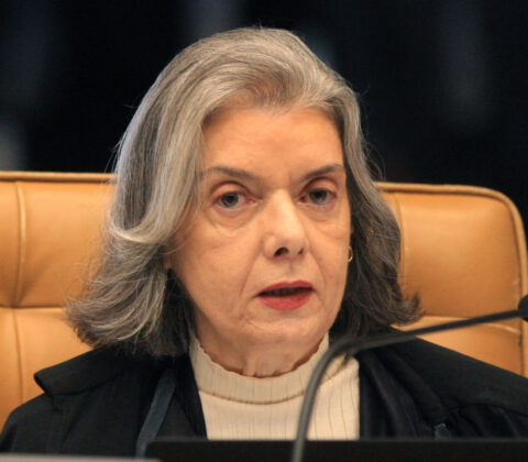 Imagem do post Cármen Lúcia alerta: “Democracia está em risco” diante de ataques às instituições no Brasil