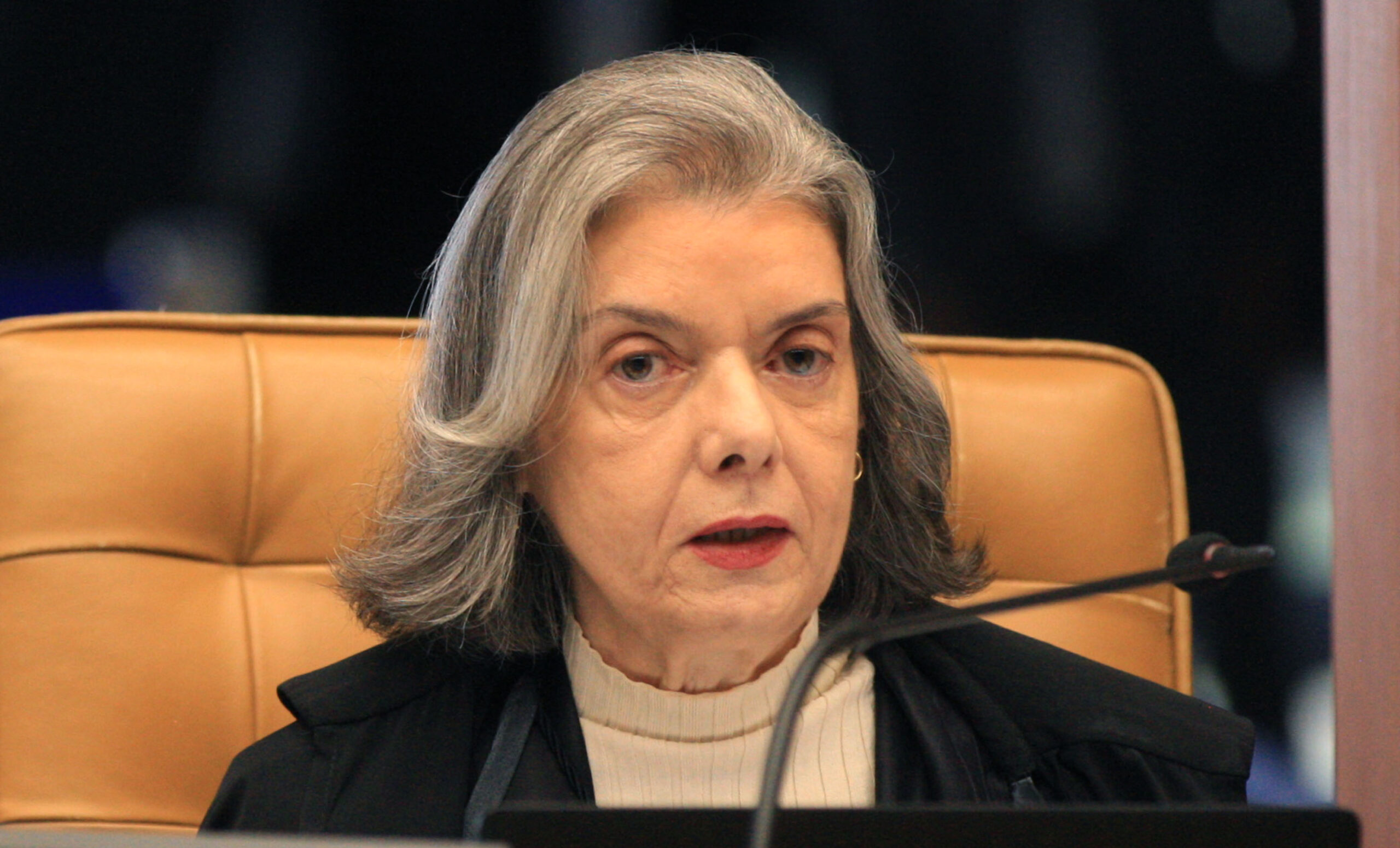 Cármen Lúcia alerta: “Democracia está em risco” diante de ataques às instituições no Brasil