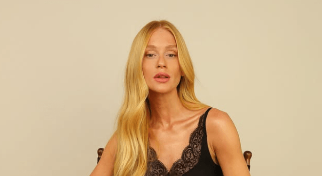 Marina Ruy Barbosa abandona cabelos ruivos e surge loira