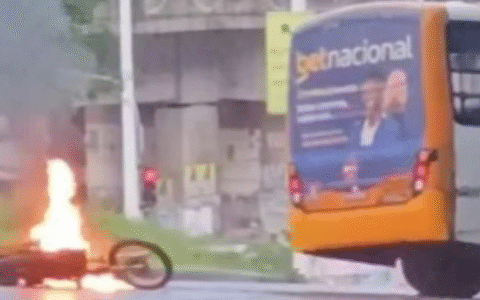 Imagem do post VÍDEO: motocicleta explode após colidir com micro-ônibus no Lobato