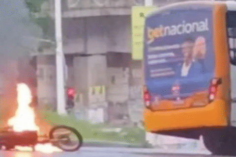 Imagem do post VÍDEO: motocicleta explode após colidir com micro-ônibus no Lobato
