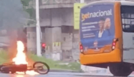 VÍDEO: motocicleta explode após colidir com micro-ônibus no Lobato