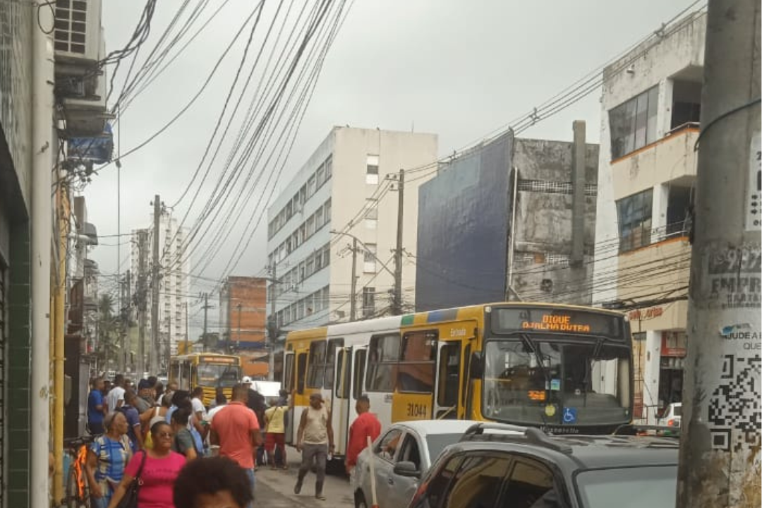 Idoso é baleado durante assalto a ônibus na Djalma Dutra