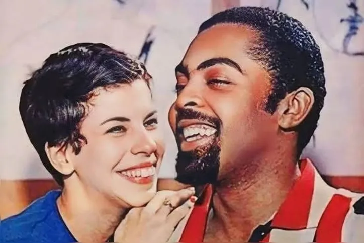Gilberto Gil beija corpo de ex-mulher durante velório