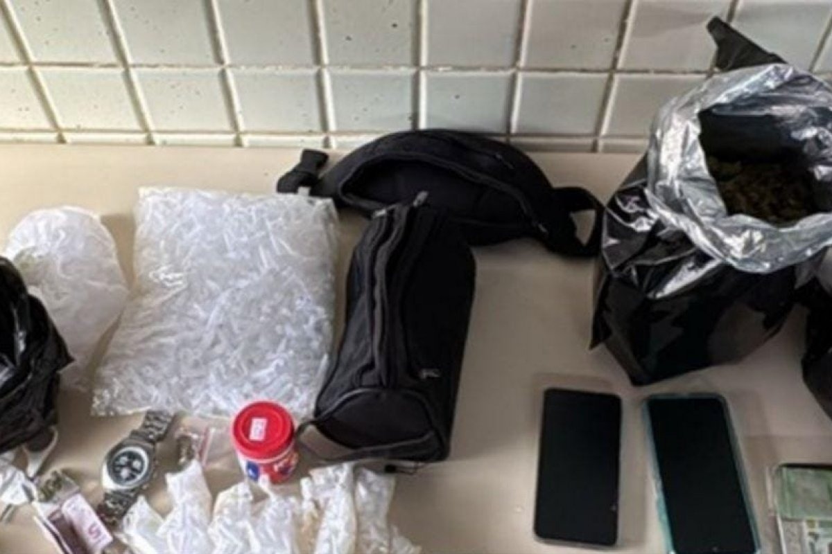 Dois suspeitos de tráfico de drogas são presos pela PM em Salvador