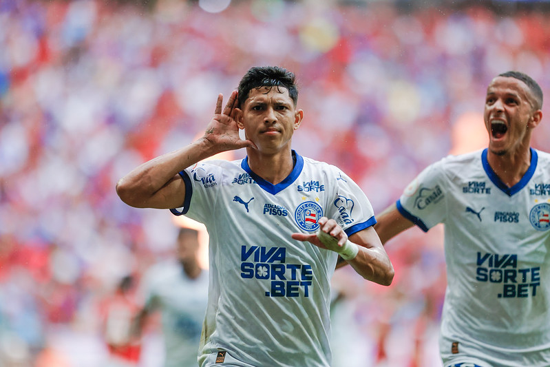 Com um a menos boa parte do jogo, Bahia vence o Vitória no Brasileirão