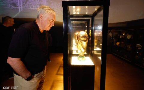 Imagem do post Ancelotti visita museu da CBF no primeiro dia de trabalho