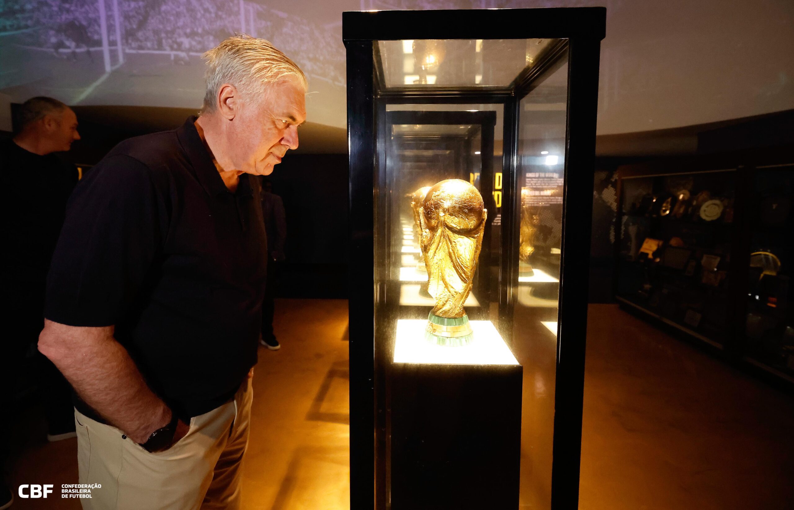Ancelotti visita museu da CBF no primeiro dia de trabalho